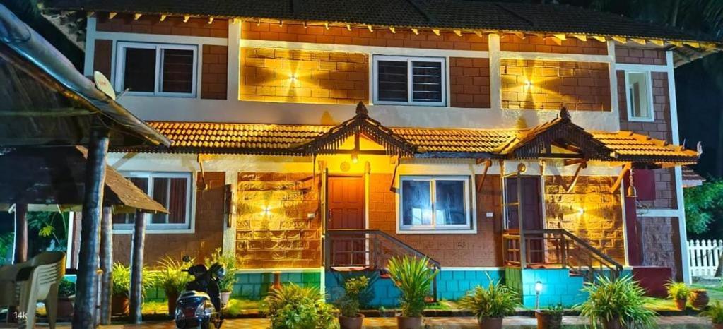 Glucklich Beach Cottages กุนดาปูร์ ภายนอก รูปภาพ